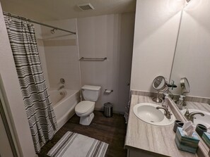 Combined shower/bathtub, hair dryer, towels - The Mid-Century Modern (Houston)