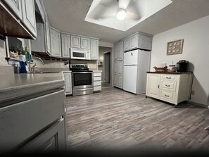 Mikroaaltouuni, uuni, liesi, kahvin-/teenkeitin