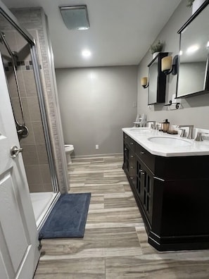 Bathtub, free toiletries, hair dryer, towels