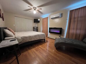4 bedrooms, iron/ironing board, WiFi, bed sheets - Charming centrally located cottage near Cedar Point and down (Sandusky)