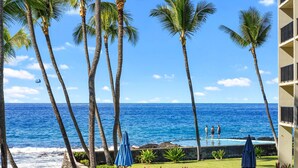 Ein Strandhotel mit Palmen, einem Pool und Blick auf den Ozean.
