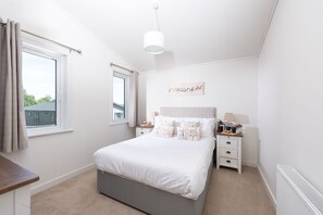 2 bedrooms, desk, iron/ironing board, Internet