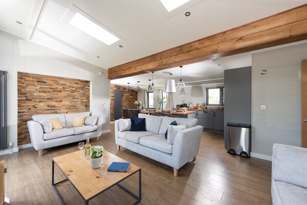 Smart TV - Primrose Lodge, 25 Roadford Lake Lodges (Lifton)