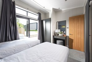 2 bedrooms, desk, iron/ironing board, Internet