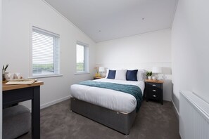 3 bedrooms, desk, iron/ironing board, Internet