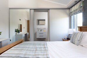3 室のベッドルーム、デスク、アイロン / アイロン台、インターネット