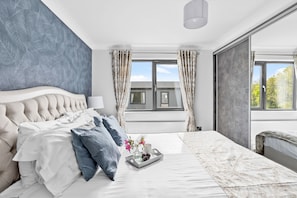 4 bedrooms, desk, iron/ironing board, Internet