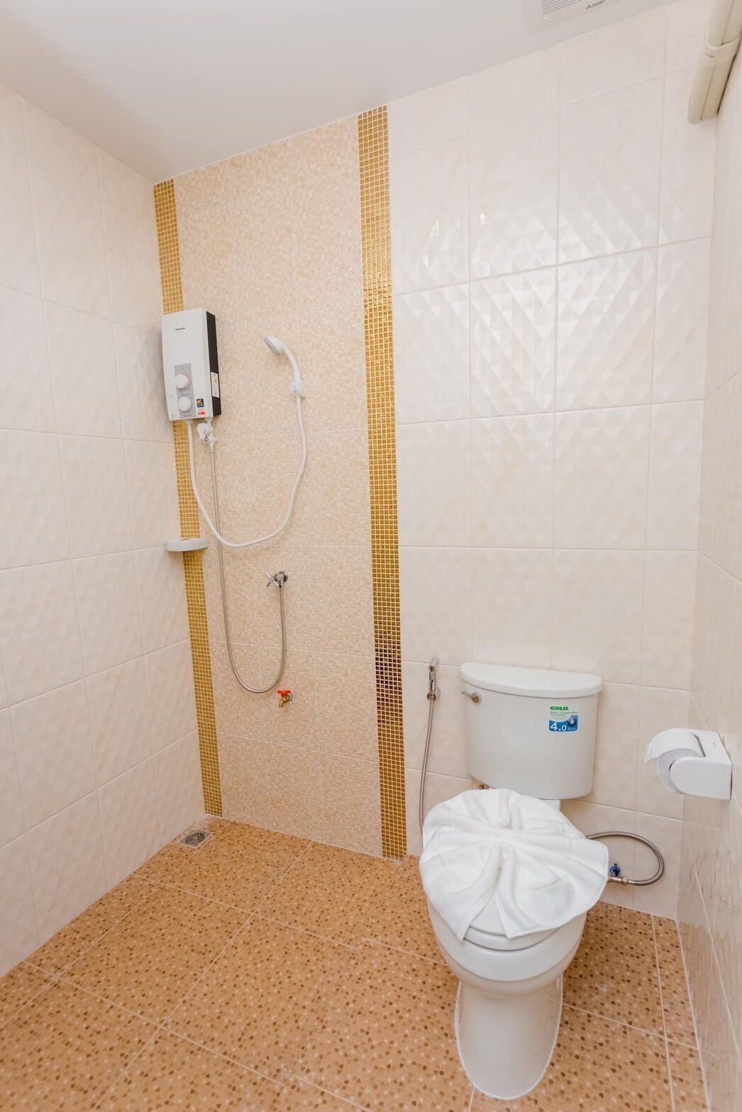 Un baño con ducha, inodoro y panel de control.