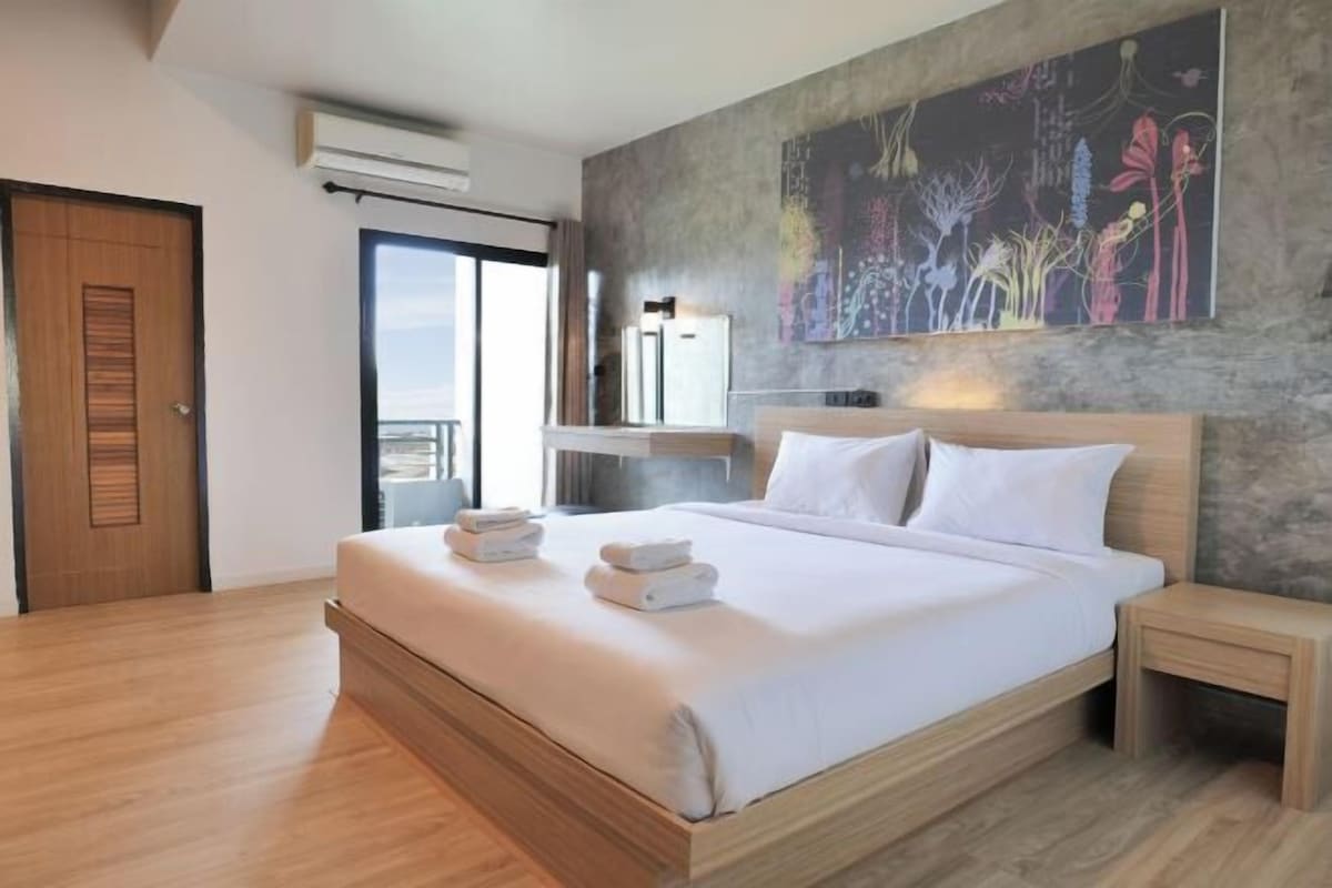 WiFi (free), bed sheets