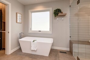 Badewanne, Haartrockner, Handtücher