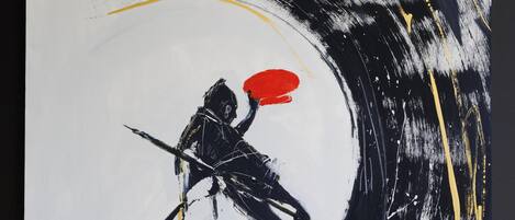 Un tableau représentant une figure tenant un objet rouge, avec des coups de pinceau abstraits en noir et blanc en arrière-plan.