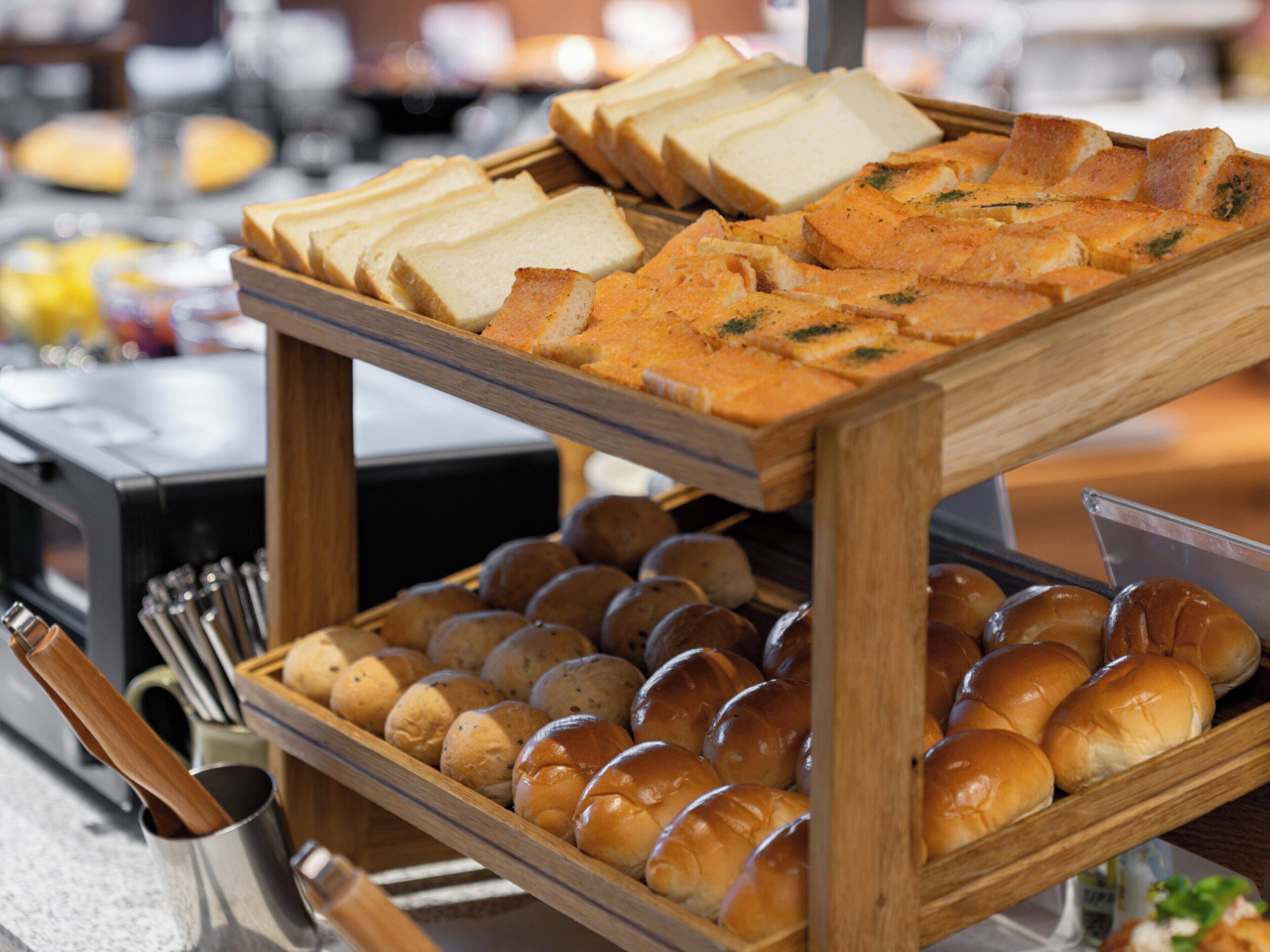Un buffet proposant une variété de pains et de petits pains.