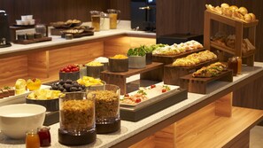 Petit déjeuner buffet servi tous les jours en supplément