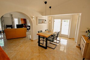 Tv, dvd-spelare och en stereo