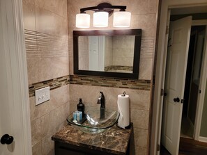 Dusche, Haartrockner, Handtücher, Toilettenpapier