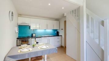 Een koelkast, een microgolfoven, een oven, een vaatwasser