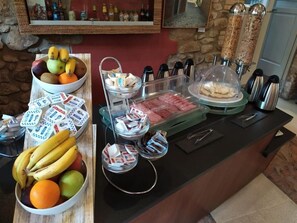 Πρωινό σε μπουφέ καθημερινά (16 EUR/άτομο)