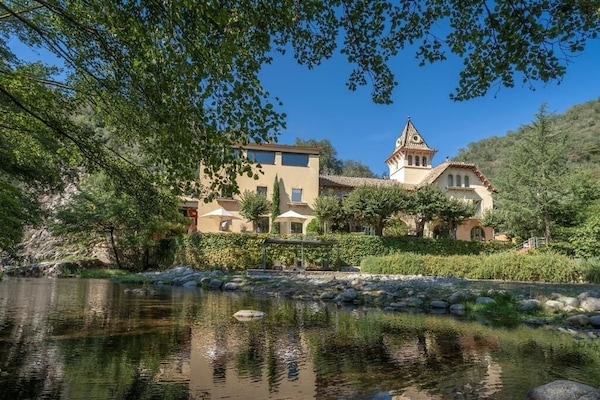 Vista frontal de la propiedad