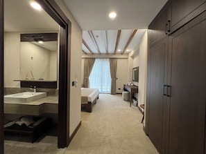 Frette Italian sheets, premium bedding, minibar, in-room safe