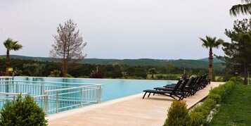 Una piscina al aire libre de temporada