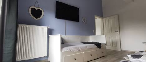 1 bedroom, bed sheets