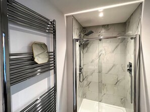 Bathtub, hair dryer, towels - 4 The Bayhouse (Shanklin)