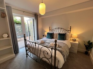 2 bedrooms, iron/ironing board, free WiFi, bed sheets - 4 The Bayhouse (Shanklin)