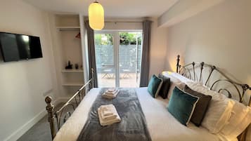 2 bedrooms, iron/ironing board, free WiFi, bed sheets