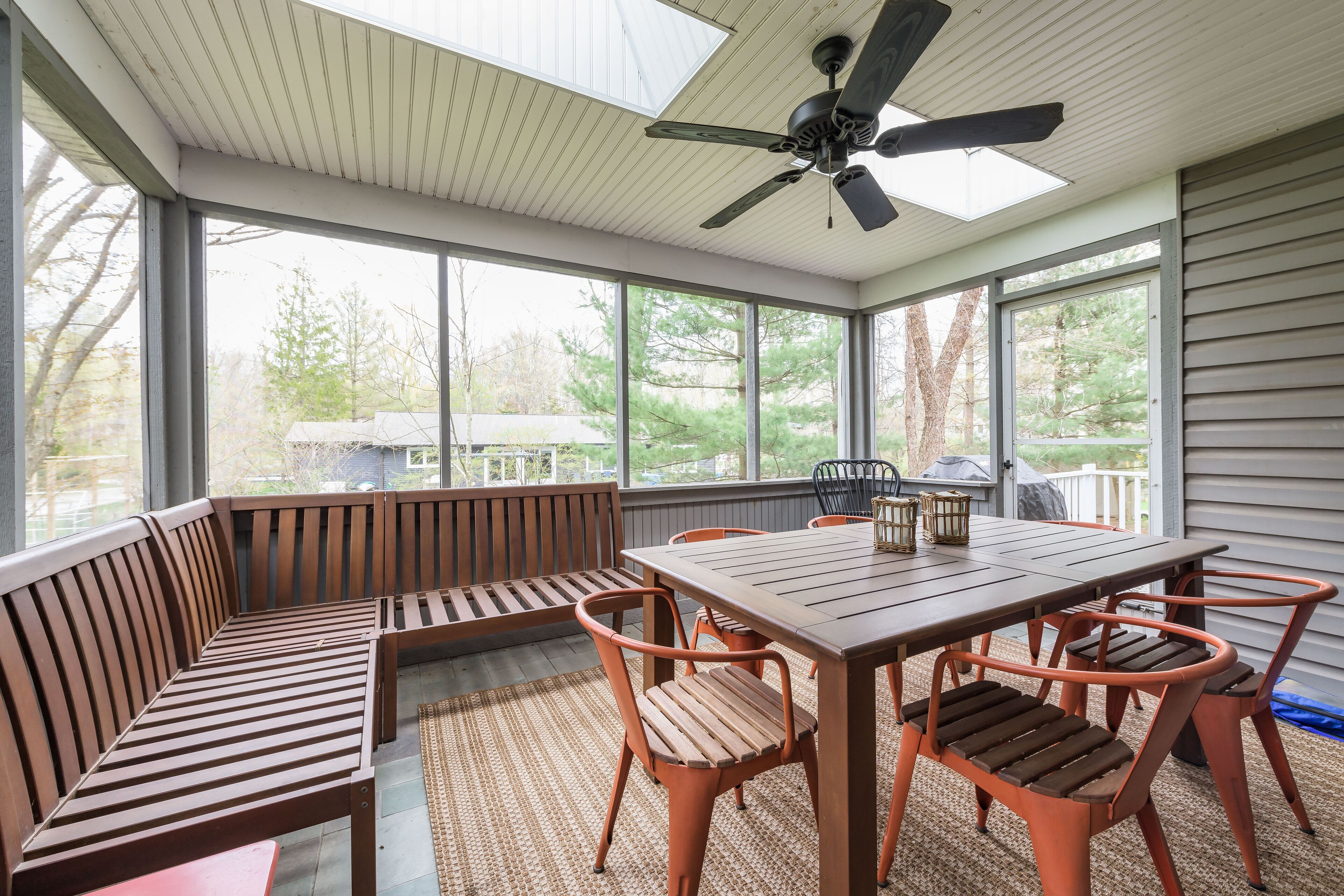 Little Grey Cottage - Beautifully decorated large vacation home - Walking distance to Lake Michigan!