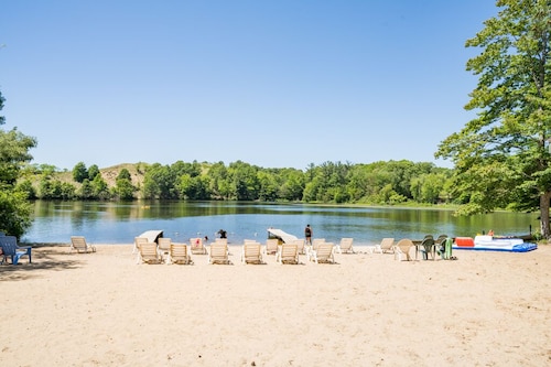 Illustrator Cottage - Goshorn Lake access - community pool - lots of outdoor activities!