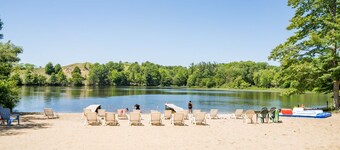 Illustrator Cottage - Goshorn Lake access - community pool - lots of outdoor activities!