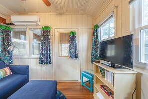 Smart TV, books, offices - Illustrator Cottage  -  Goshorn Lake access - community pool - lots of outdoor activities! (Saugatuck)