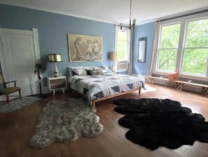 6 bedrooms, desk, iron/ironing board, free WiFi