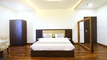 Premium Room | In-room safe, desk, laptop workspace, iron/ironing board