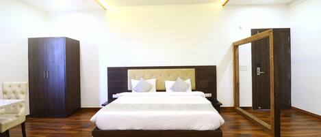 Premium Room | In-room safe, desk, laptop workspace, iron/ironing board