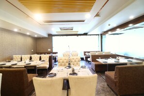 Tägliches Frühstücksbuffet (200 INR pro Person)