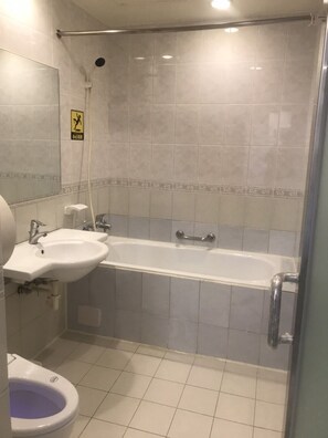 Business Room | Bathroom | Bathtub, free toiletries, hair dryer, electronic bidet - Hub Hotel - Banqiao Station (New Taipei City)