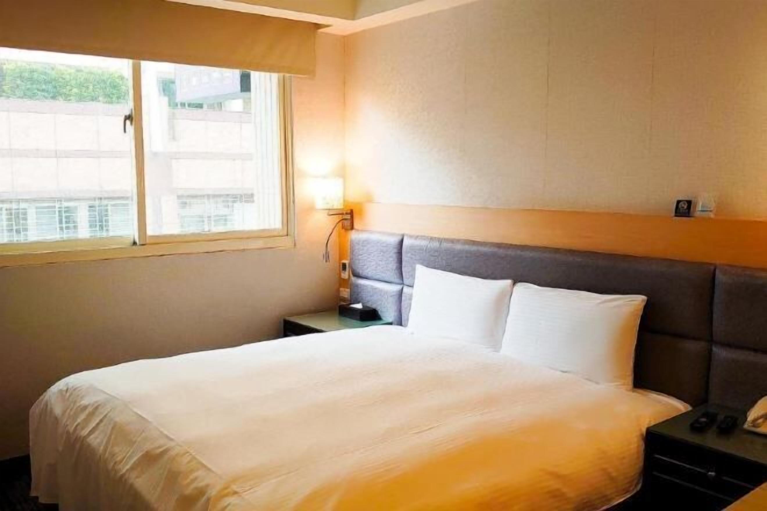 مكتب ومساحة عمل للكمبيوتر المحمول وواي فاي مجانًا وملاءات أسرّة