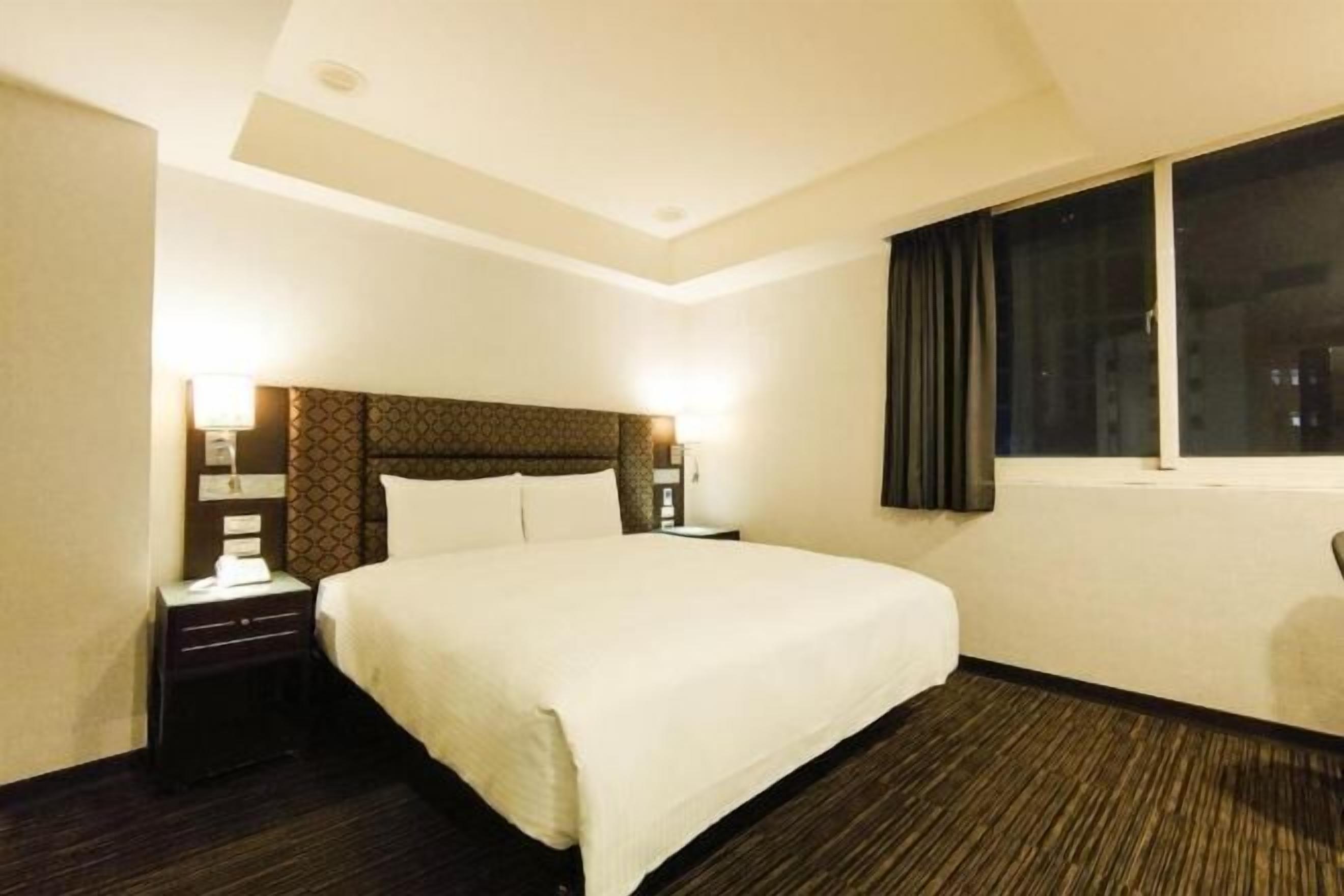 مكتب ومساحة عمل للكمبيوتر المحمول وواي فاي مجانًا وملاءات أسرّة