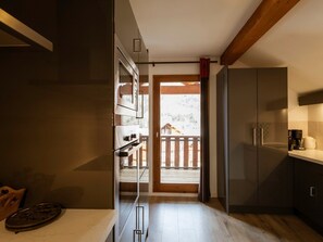 Kylskåp, mikrovågsugn, ugn och diskmaskin