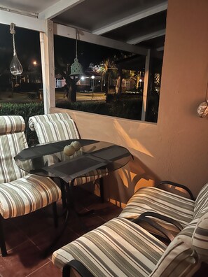 Outdoor dining - Great location, a block away from the beach  (Jacó)