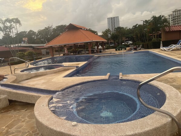 Outdoor pool - Great location, a block away from the beach  (Jacó)