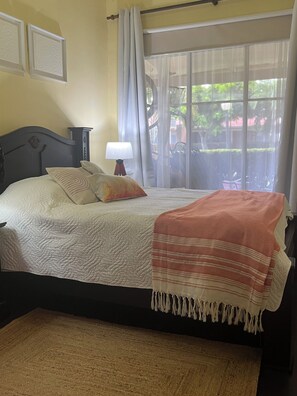 2 soveværelser, pengeskab på værelset, strygejern/strygebræt