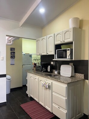 Fridge, microwave, oven, stovetop - Great location, a block away from the beach  (Jacó)