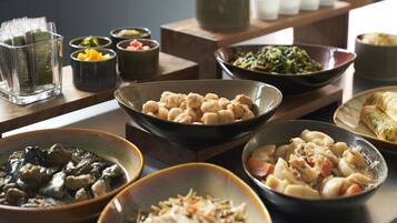 朝食 (ビュッフェ)、毎日提供 (有料)