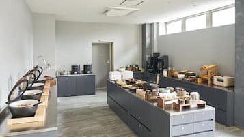 Una cocina moderna con una isla central, electrodomésticos integrados y una gran superficie de encimera.