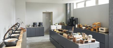 Una cocina moderna con una isla central, electrodomésticos integrados y una gran superficie de encimera.
