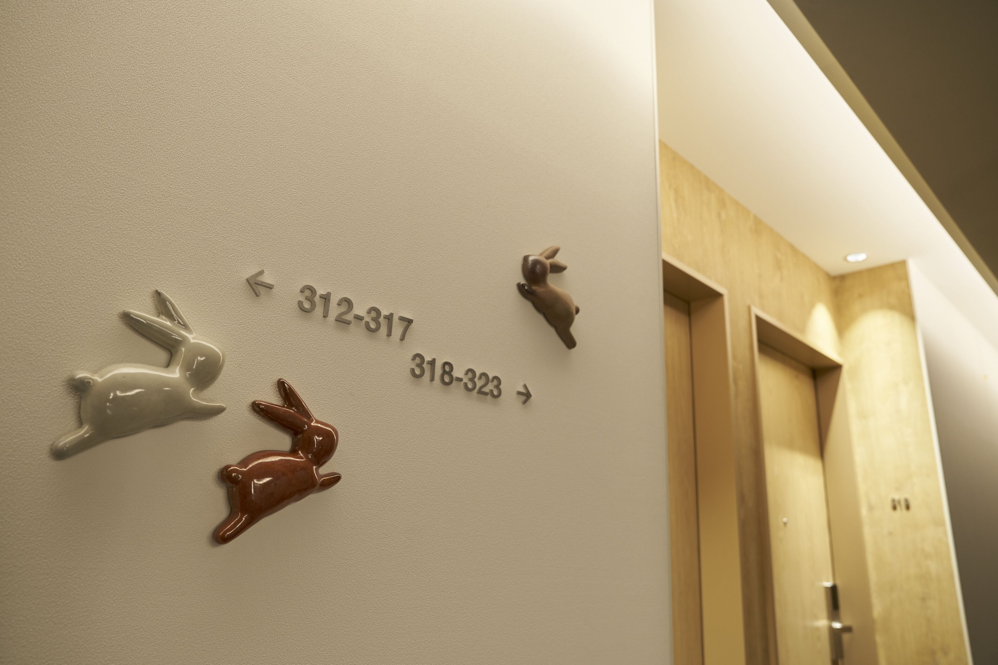 A wall with directional arrows and numbers indicating room locations.