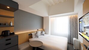 Premium bedding, down comforters, in-room safe, blackout drapes