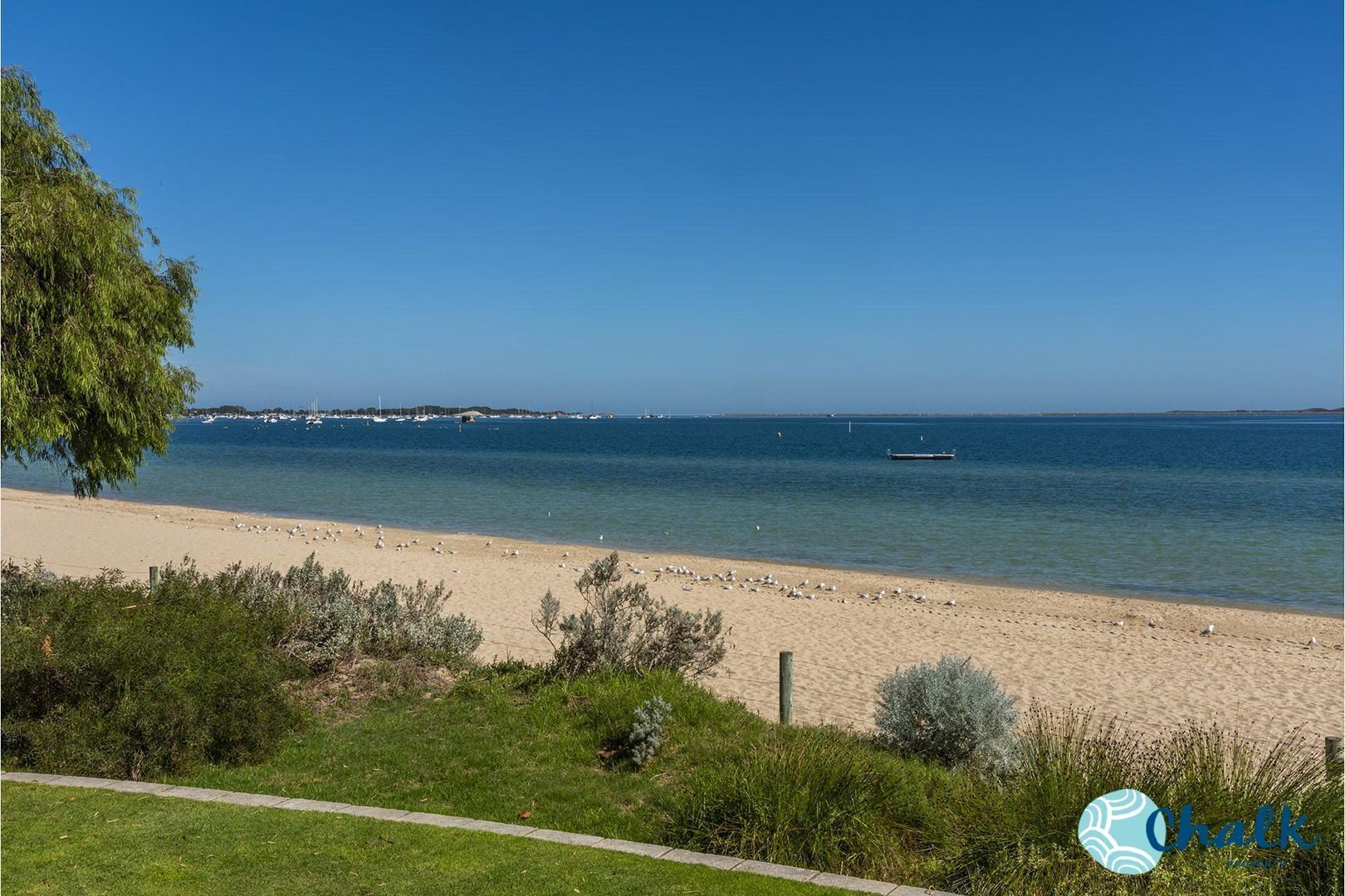 Beach holiday unit 1min from the beach with a garden and an office!